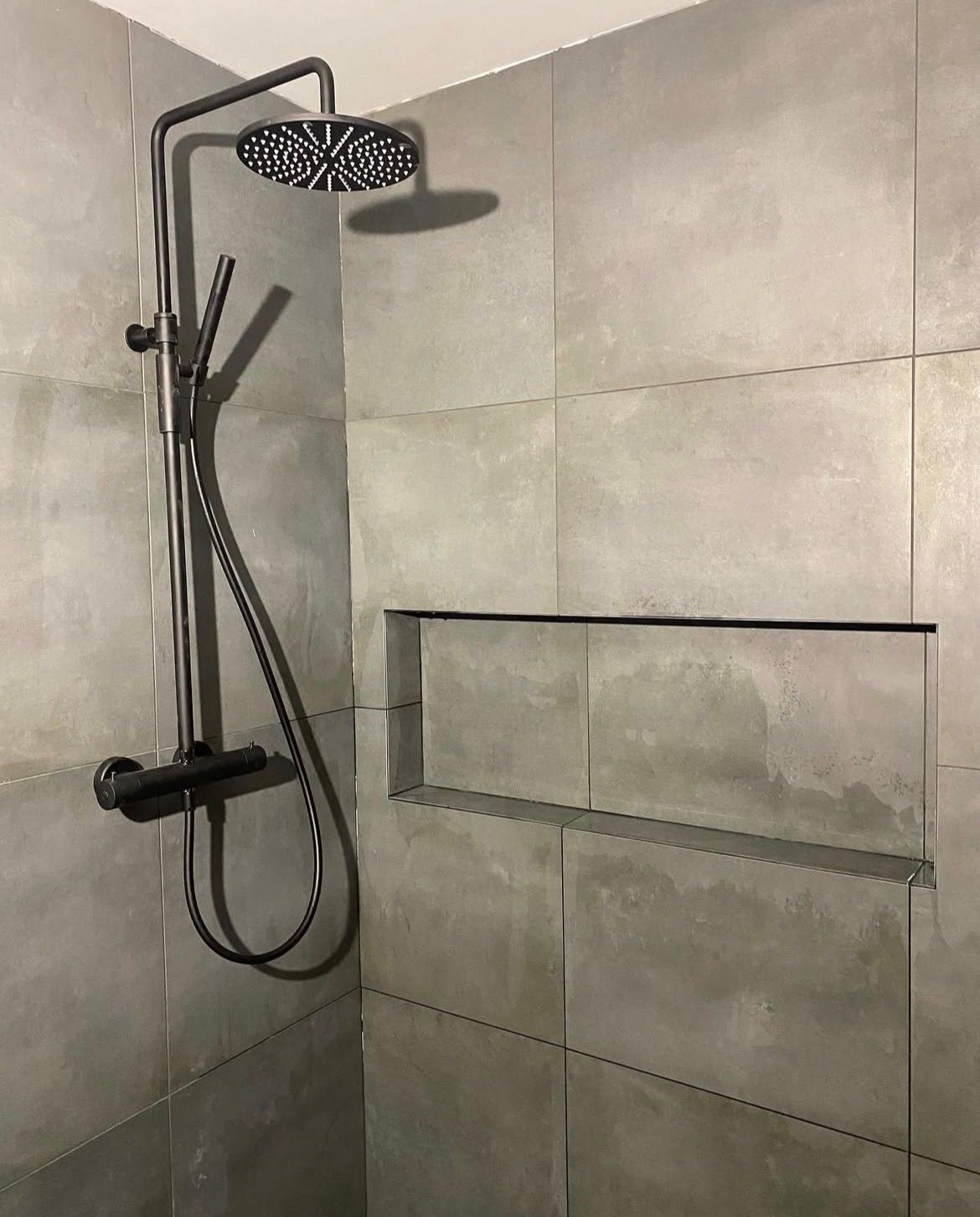 Rørlegger som kontrollerer røropplegg